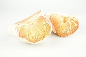 frische pomelos, citrus grandis, chinesische grapefruit oder citrus maxima lokalisiert auf weißem hintergrund tropische früchte thailands foto