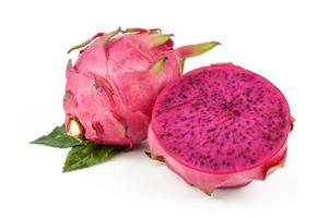 Rote Drachenfrucht, Pitaya oder Pitahaya isoliert auf weißem Hintergrund, gesundes Fruchtkonzept foto