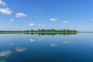große Insel im See. es gibt eine schöne wolke, die auf dem wasser in der provinz bueng kan in thailand reflektiert wird. foto