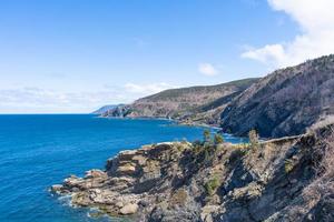 Meeresklippen überall in Meat Cove von Cape Breton, Nova Scotia, Kanada foto