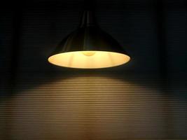 das licht von der lampe zum dekorieren des raumes. foto