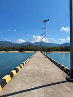 ein pier zum komodo nationalpark ost nusa tenggara indonesien foto