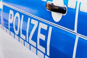polizei ist das deutsche Wort für Polizei, hier geschrieben auf einem deutschen Polizeiauto foto