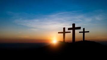 Kreuzkreuzigung Jesu - Holzkreuz bei Sonnenuntergang Himmelshintergrund. kreuzigungs- und auferstehungskonzept. foto