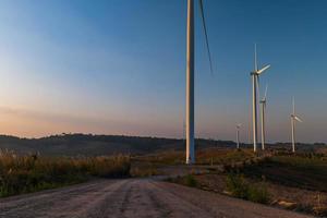 Windkraftanlagen auf Berglandschaft. straße durch berge windpark eco. grünes ökologisches Energiekonzept. foto