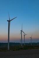 Windkraftanlagen auf Berglandschaft. straße durch berge windpark eco. grünes ökologisches Energiekonzept. foto