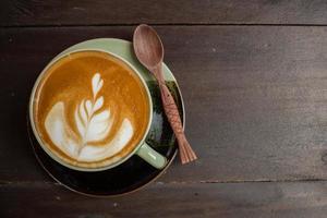 Latte Art Kaffee mit Kaffeebohne