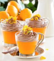 Orangengelee mit Schokoladenmousse. selektiver Fokus.