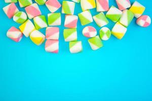 Hintergrund oder Textur von bunten blauen und rosa Marshmallows. Mehrfarbige Marshmallows auf blauem Hintergrund foto