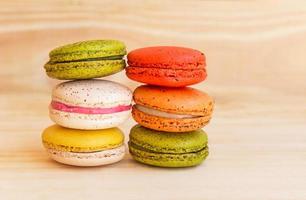 bunte französische Macarons auf hölzernem Hintergrund foto