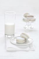 Vanille Macarons auf weißem Hintergrund
