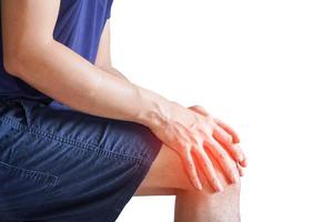 Mann mit beiden Handflächen um die Kniescheibe, um Schmerzen und Verletzungen im Kniebereich, weißer Hintergrund, Gelenkschmerzen, Arthritis und Sehnen zu zeigen. foto