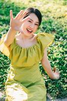 Porträt einer schönen jungen Asiatin mit Sonnenschein foto