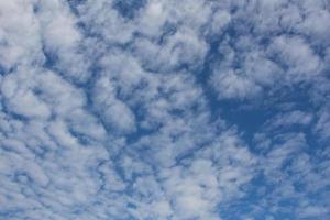 blauer Himmelhintergrund mit weißen Wolken foto