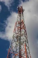Mobiler Antennenturm mit blauem Himmelshintergrund foto