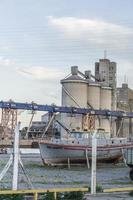 fischerschiff, silo dahinter, im hafen von quequen foto