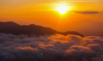 goldener sonnenaufgang berggipfel mit wolkenmeer. perfekt für Naturhintergrund und Tapeten. Profi-Foto foto