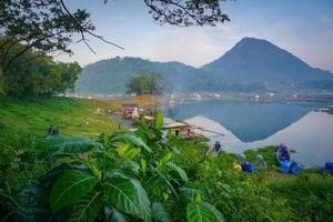 schöne Landschaften mit Bergen und Spiegelungen an den Seen. perfekt für Tapeten oder natürlichen Hintergrund. launischer ruhiger Morgen. kostenloses Foto