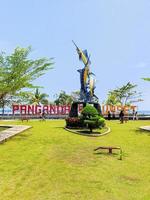 Denkmal am Strand von Pangandaran foto