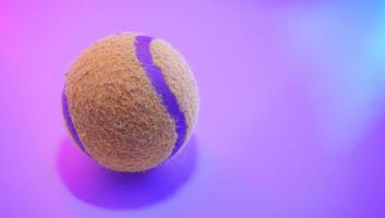 Tennisball bei schwachem Licht geschossen foto