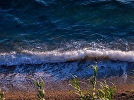 Meereswellen am Strand in Griechenland foto
