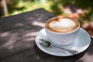 Latte Art Kaffee mit Herzform foto