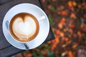 Latte Art Kaffee mit Herzform foto