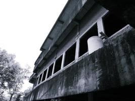ein lange verlassenes Gebäude, das erschreckend ist foto