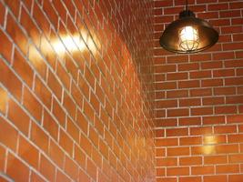 Die Lampe hängt an der Wand des Cafés. foto