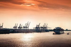 Sonnenuntergang am Hamburger Hafen