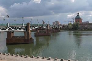 pont saint pierre, stadtbild an einem sonnigen tag in toulouse, frankreich im sommer 2022. foto