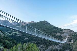 die längste tibetische brücke europas, 600 meter lang und 200 meter hoch in der Gemeinde canillo in andorra foto