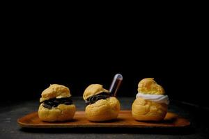 leckerer Riegelkuchen Schokolade. Riegelkuchen mit Schokoladensauce foto