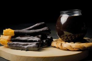 Schokoladen-Cookie-Sticks auf weißem Hintergrund. foto