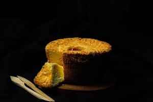 Käsechiffonkuchen auf schwarzem Hintergrund foto