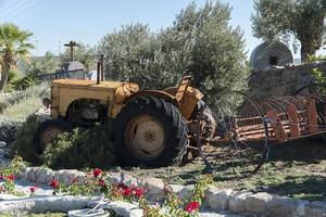 Alter Oldtimer-Traktor auf dem Bauernhof foto