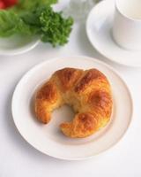 einzelnes frisches Croissant foto