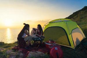 asien junges camping wald abenteuer reisen remote relax konzept. foto