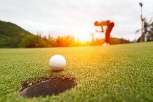 Golfball auf grünem Gras bereit, im Golfclub geschlagen zu werden, Nahaufnahme auf Golfplätzen in Thailand foto