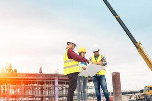 Planen eines Architekten- und Ingenieurtreffens für ein neues Projekt foto