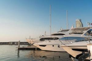 blick auf hafen und marina mit festgemachten yachten und motorbooten in pattaya thailand foto