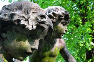 Cherubim-Statuen auf dem Brompton Cemetery in London foto