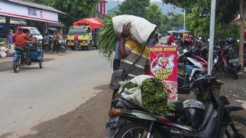 ponorogo, jawa timur, indonesien 01-02-2020 Menschen, die auf traditionellen Märkten mit einer Vielzahl von Waren handeln. lokale Produkte und importierte Produkte sind die Produkte der Wahl für Käufer foto