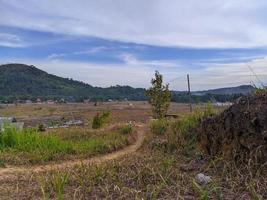 rampah, poriaha, indonesien - 29. mai 2022 - reisfelder, berge und bewölkter himmel foto