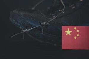 chinesische armee, militärstiefel flagge china und stacheldraht, militärisches konzept foto