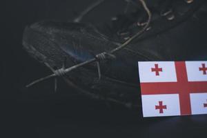 georgia armee, militärstiefel flagge georgia und stacheldraht, militärisches konzept foto