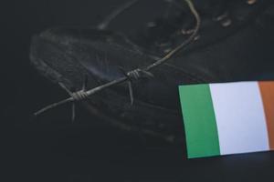 irland armee, militärstiefel flagge irland und stacheldraht, militärisches konzept foto