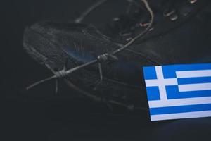 griechische armee, militärstiefel flagge griechenland und stacheldraht, militärisches konzept foto