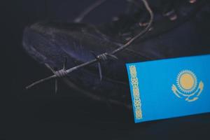 kasachische armee, militärstiefel flagge kasachstan und stacheldraht, militärisches konzept foto