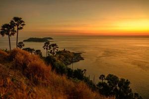 Promthep Cape, der berühmte Ort, um den Sonnenuntergang in Phuket, Thailand, zu sehen foto